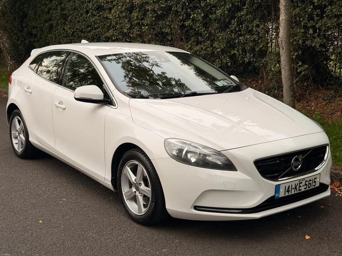 141 Volvo v40 **Petrol Automatic** - Image 4