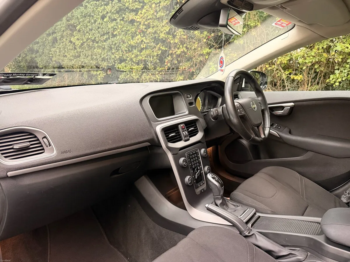 141 Volvo v40 **Petrol Automatic** - Image 6
