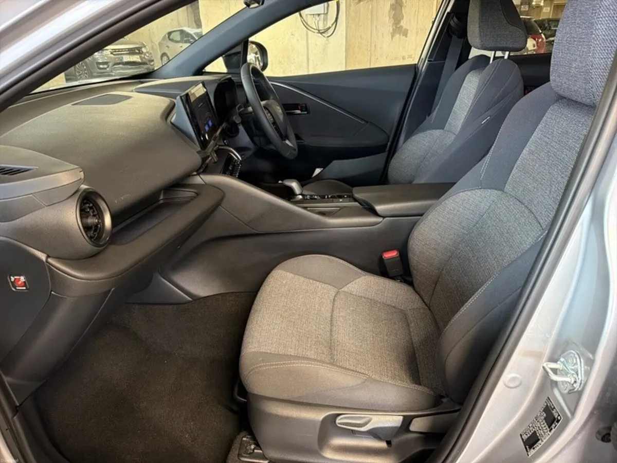 Toyota C-HR HYBRID SPORT // SIDE STEPS // APPLE CA - Image 6