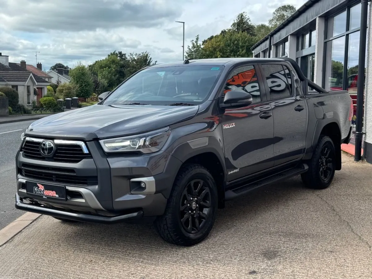2.8 D-4D Invincible X Pickup Double Cab 4dr Diesel - Image 3