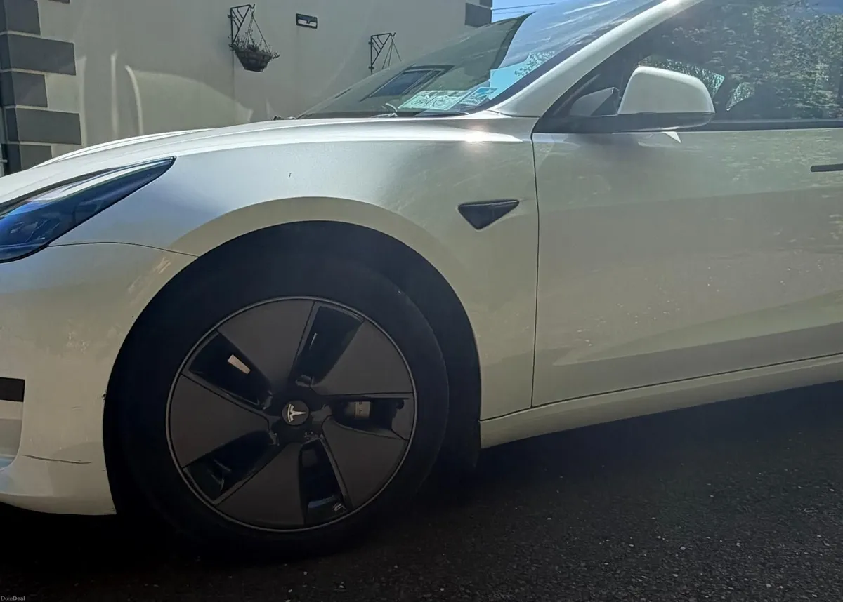Tesla Model 3 2023 - Image 2