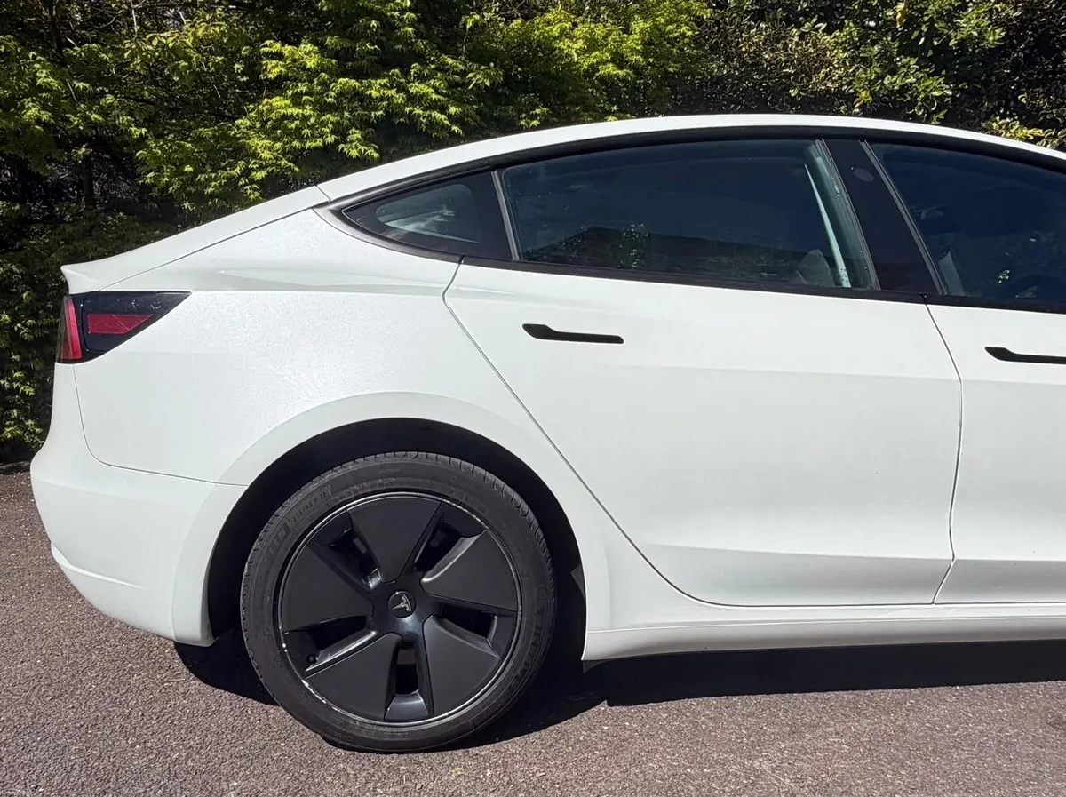 Tesla Model 3 2023 - Image 3