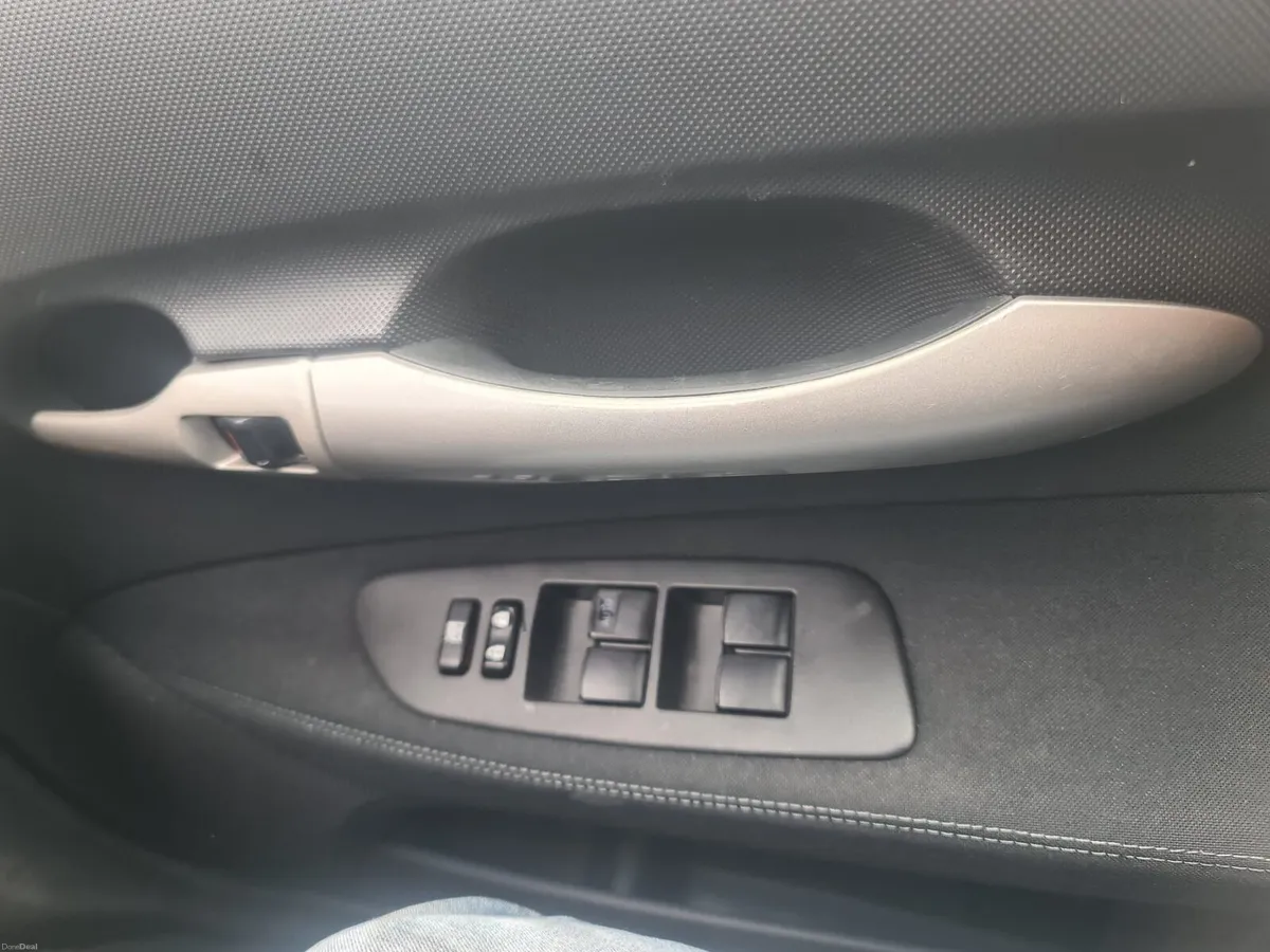 09 Toyota auris NCT 03/27 - Image 6