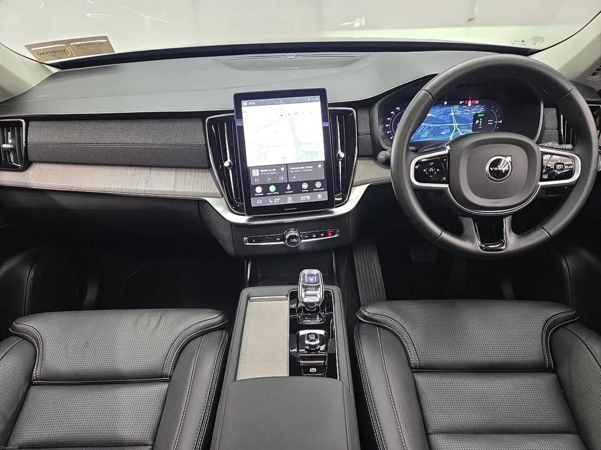 Volvo XC90 PLUS PRO T8 PHEV AWD AUTO - Image 3
