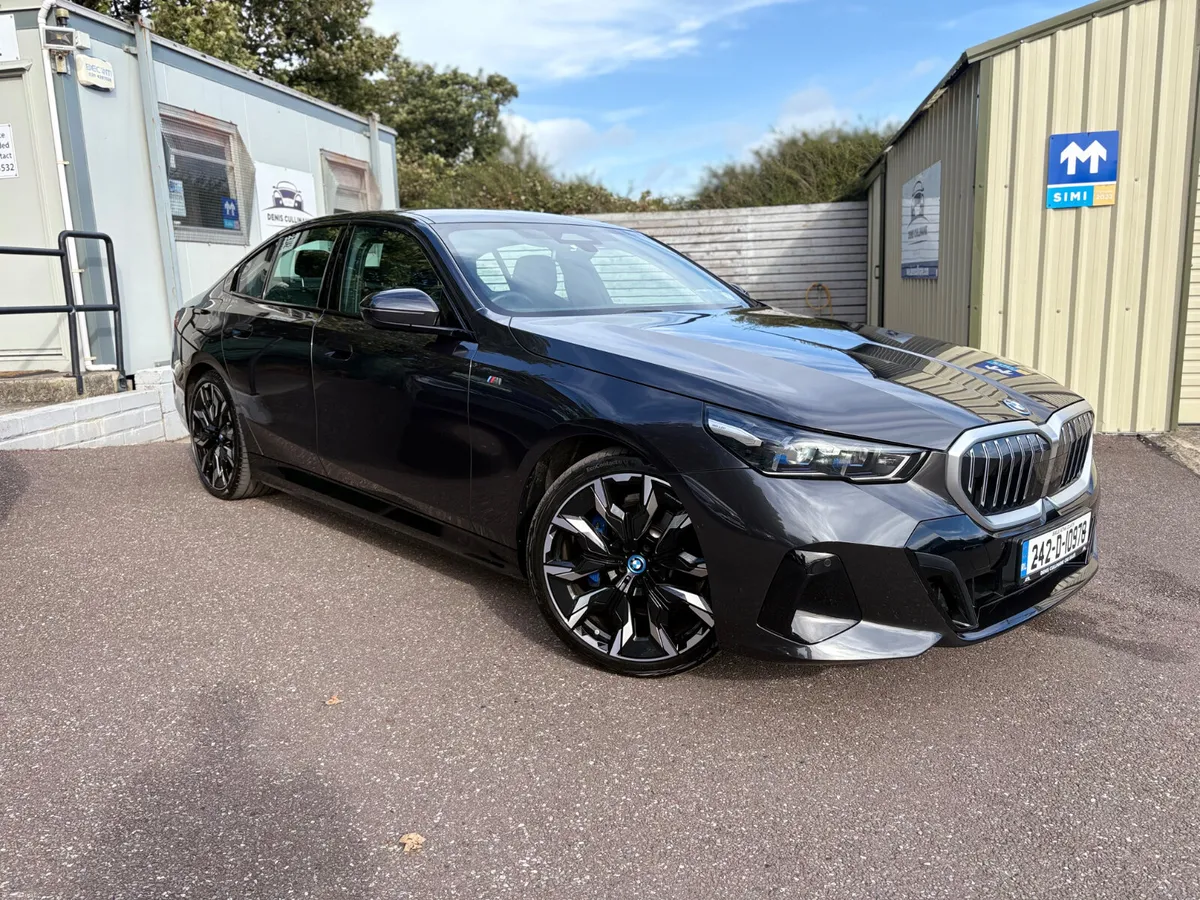 530E M-SPORT | 1 OWNER | FBMWSH | WHEEL UPGRADE - Image 1