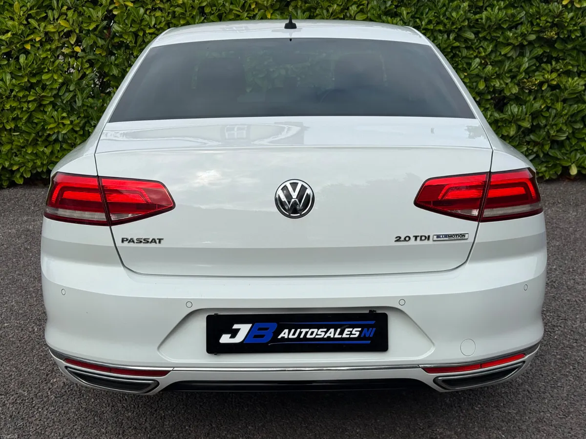 Volkswagen Passat 2.0 TDI **R-LINE** - Image 3