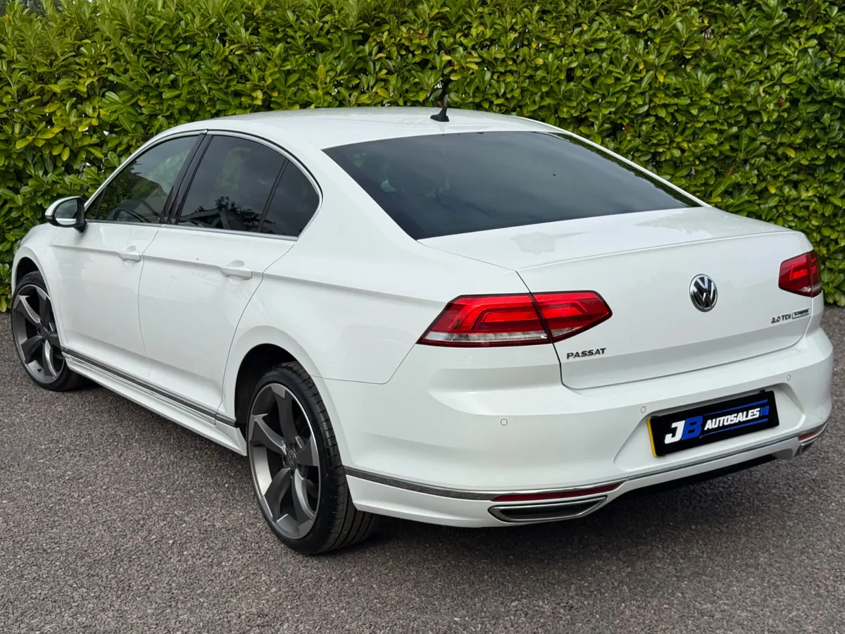 Volkswagen Passat 2.0 TDI **R-LINE** - Image 2