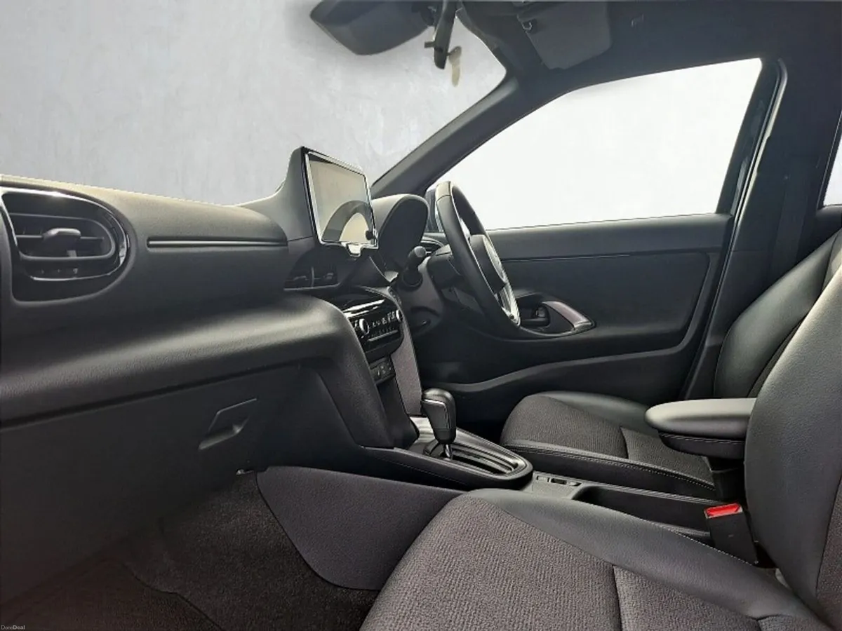 Toyota Yaris Cross ** ADVENTURE HEV ** 360 CAMERA - Image 6