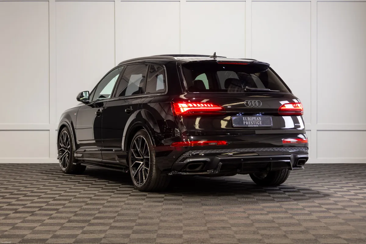 2025 Audi Q7 60 TFSIe Competition - Image 4