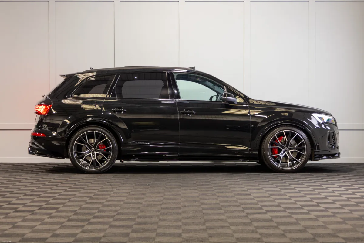 2025 Audi Q7 60 TFSIe Competition - Image 6