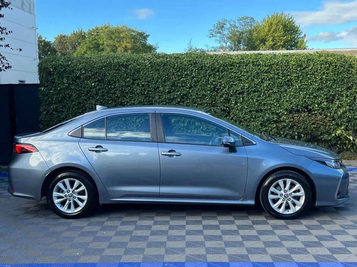 Toyota Corolla 1.8 HYBRID AUTO // ADAPTIVE CRUISE - Image 2