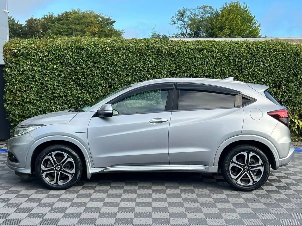 Honda Vezel 1.5 HYBRID AUTO //DIAMOND CUT ALLOYS / - Image 3