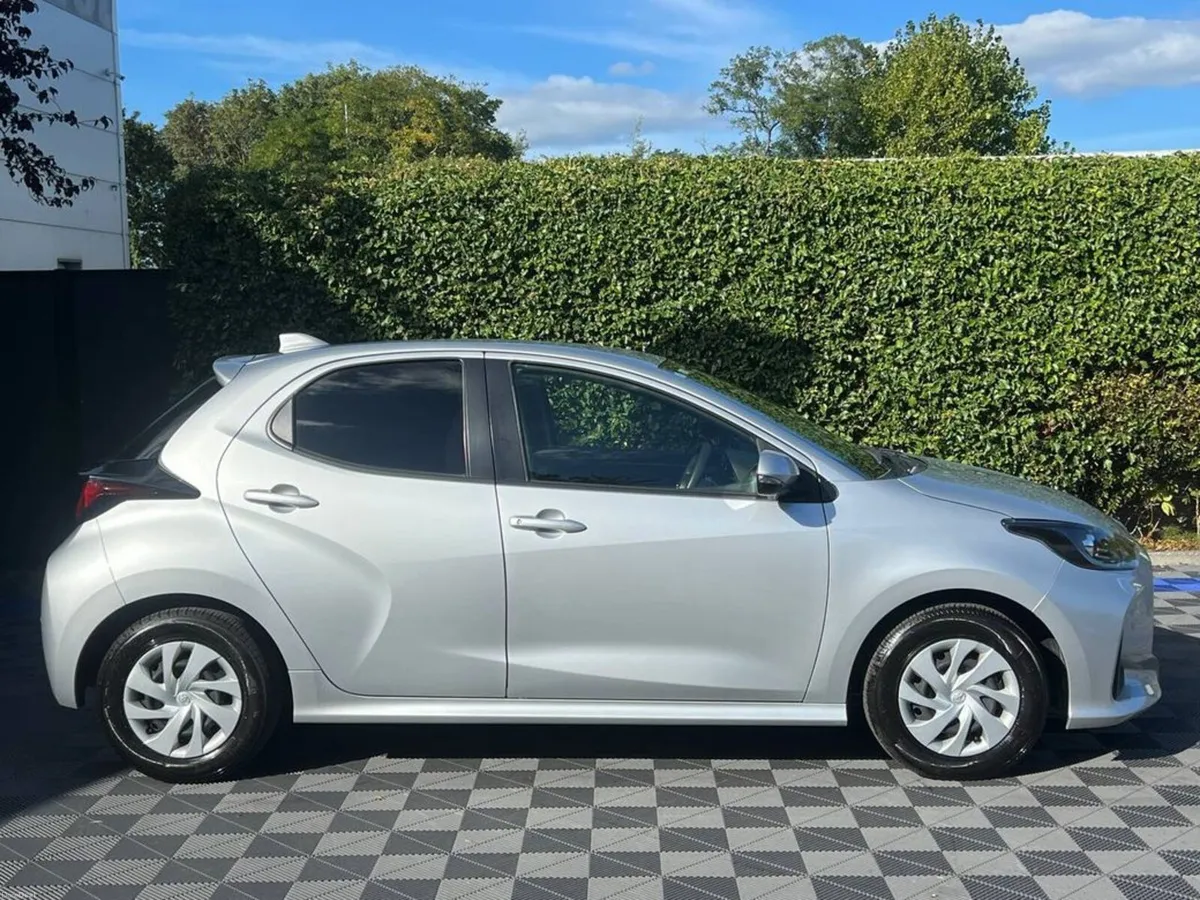 Toyota Yaris 1.0 AUTO // APPLE CARPLAY/ANDROID AUT - Image 2