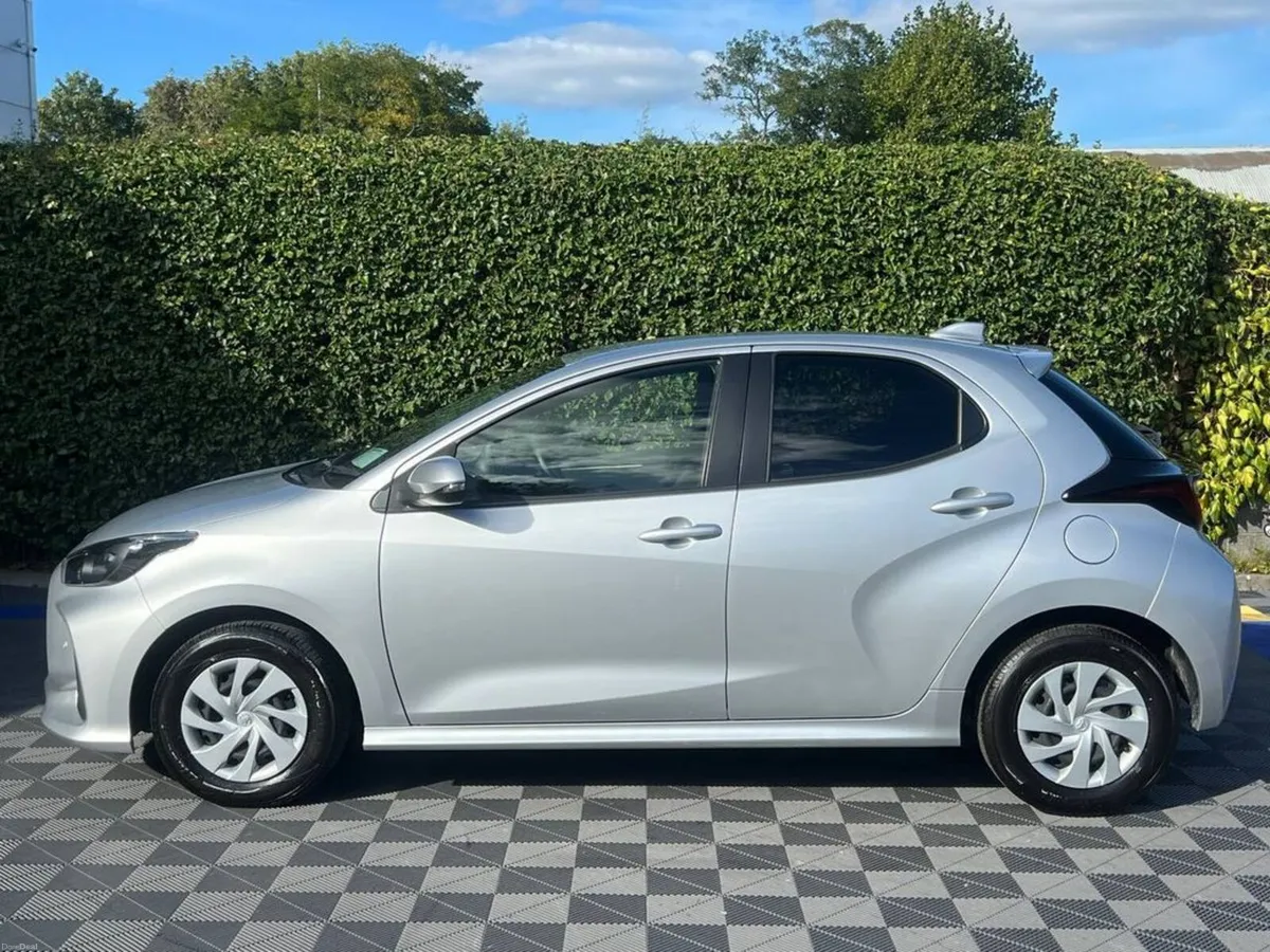 Toyota Yaris 1.0 AUTO // APPLE CARPLAY/ANDROID AUT - Image 3
