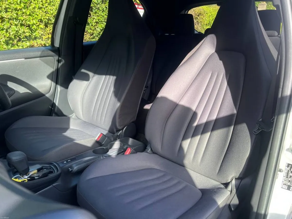 Toyota Yaris 1.0 AUTO // APPLE CARPLAY/ANDROID AUT - Image 6