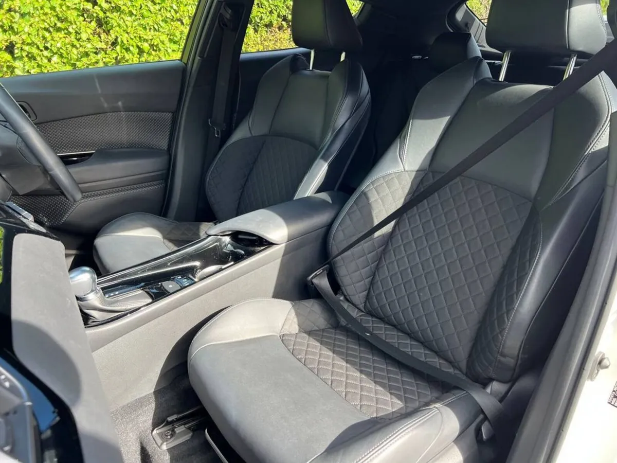 Toyota C-HR G-NERO PACK 1.8 HYBRID AUTO // APPLE C - Image 6