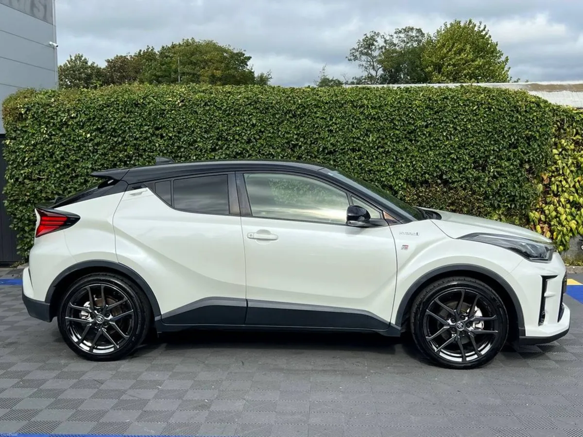 Toyota C-HR GR SPORT 1.8 HYBRID AUTO // SHADOW CHR - Image 2