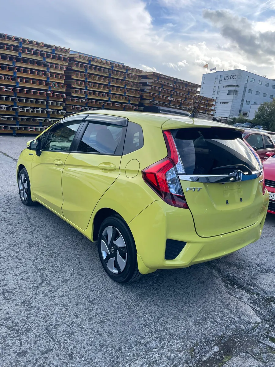 2015 Honda Fit hybrid automatic - Image 4