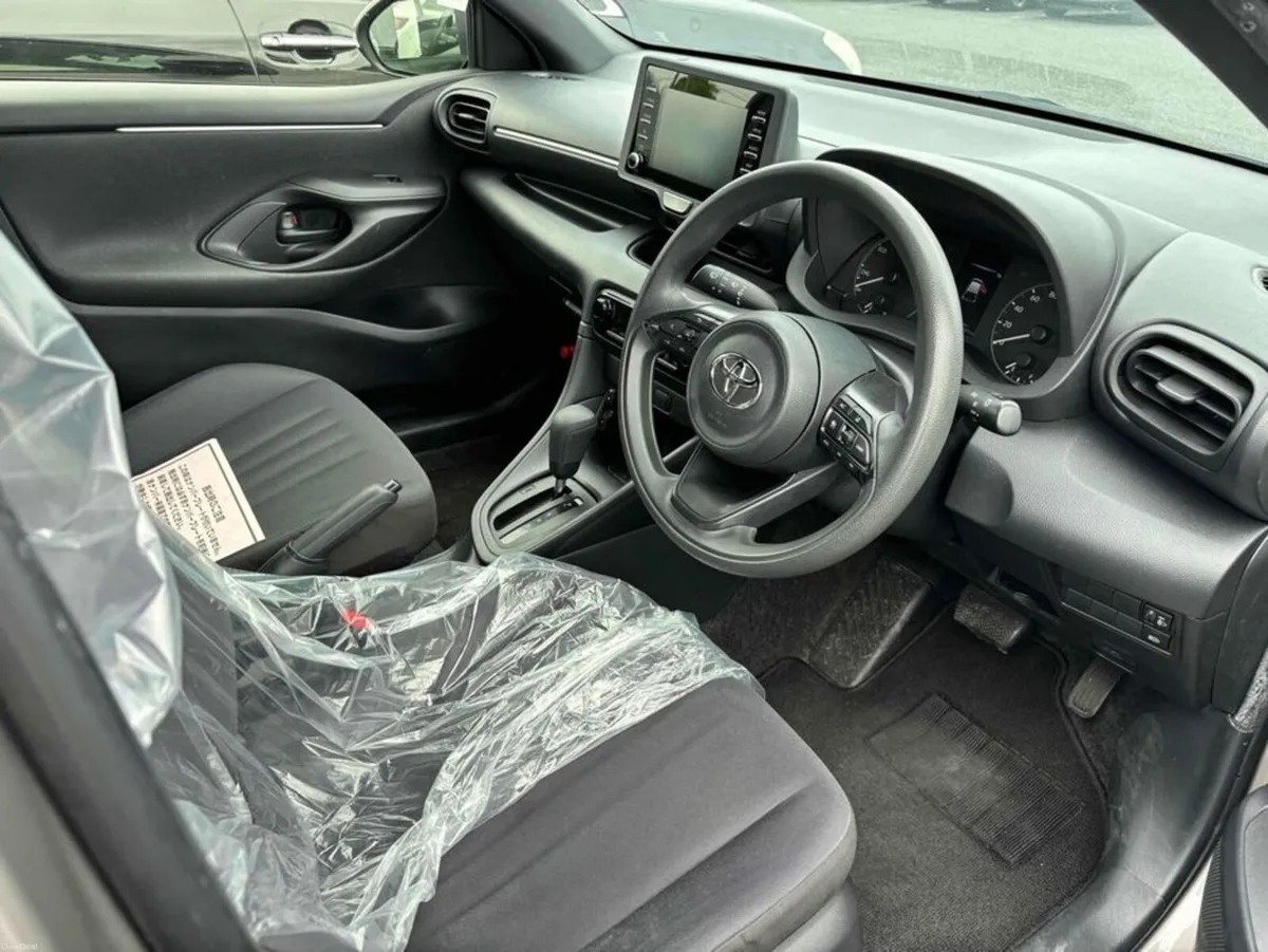 Toyota Yaris HYBRID X - Image 5