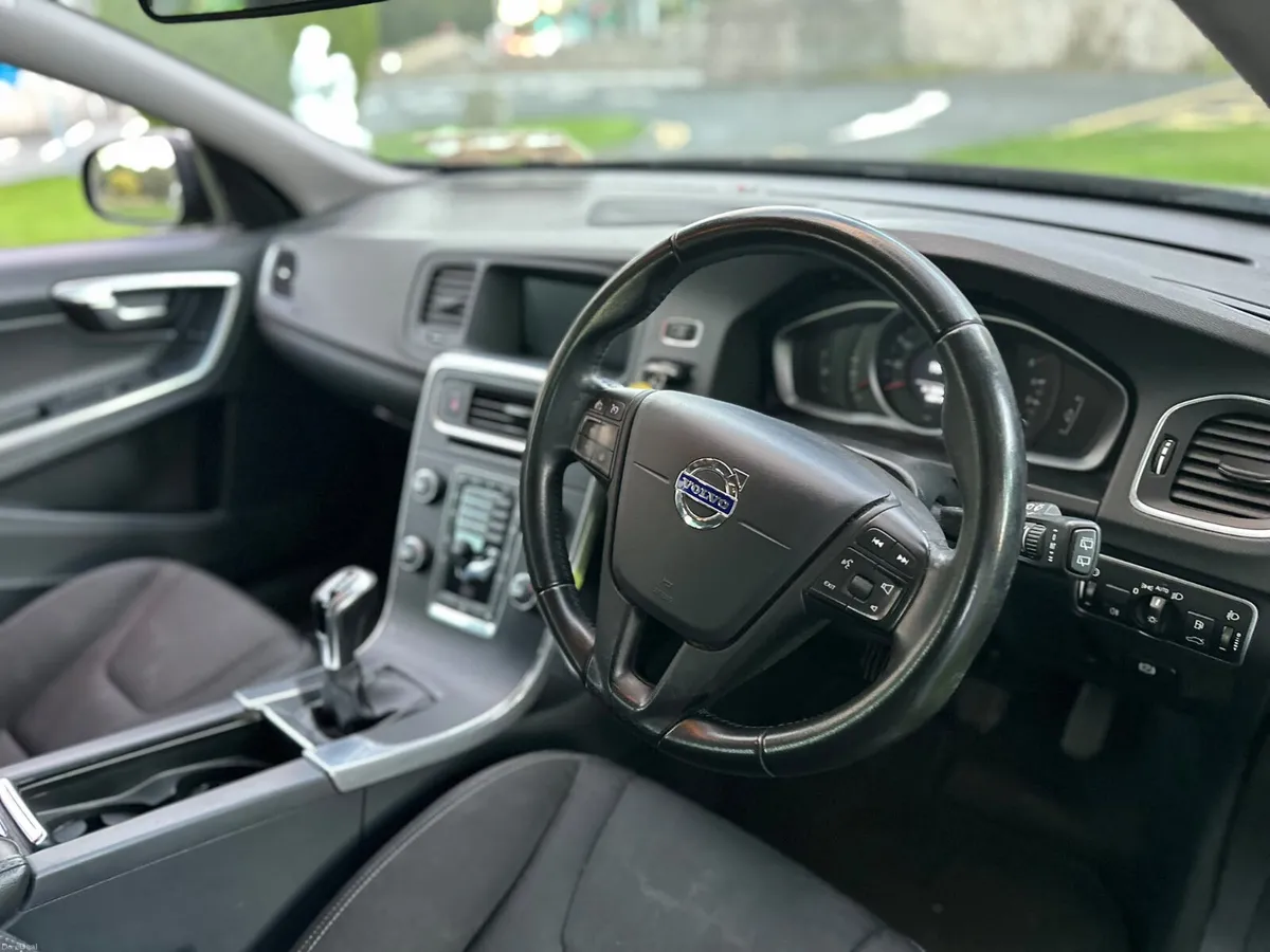Volvo V60 2017 estate - Image 4