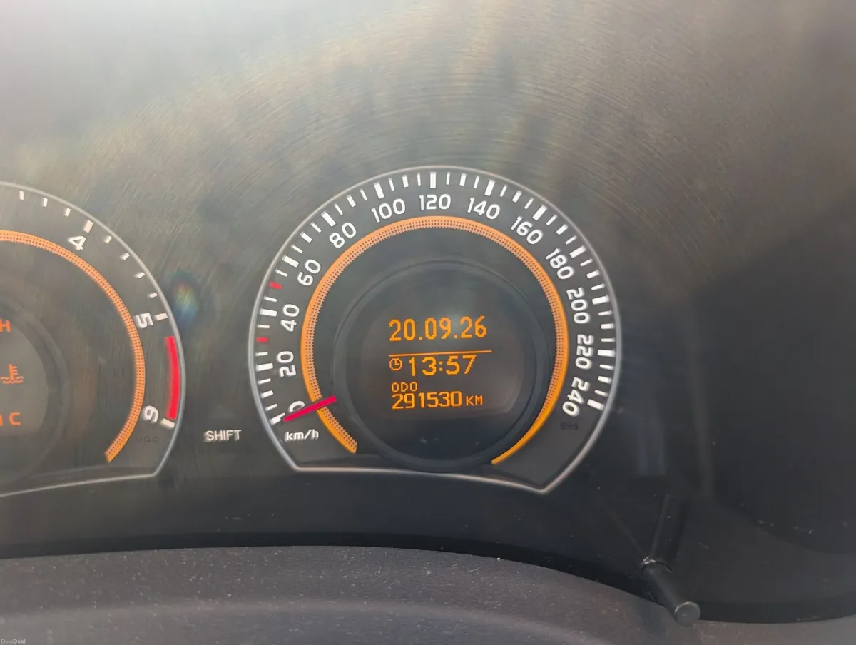 Toyota Auris 2010 - Image 2