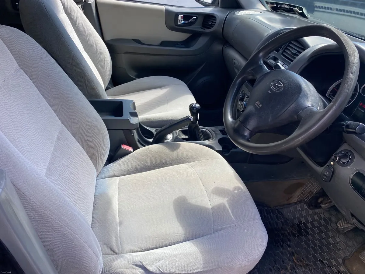 Hyundai Santa Fe Jeep 2005 - Image 2