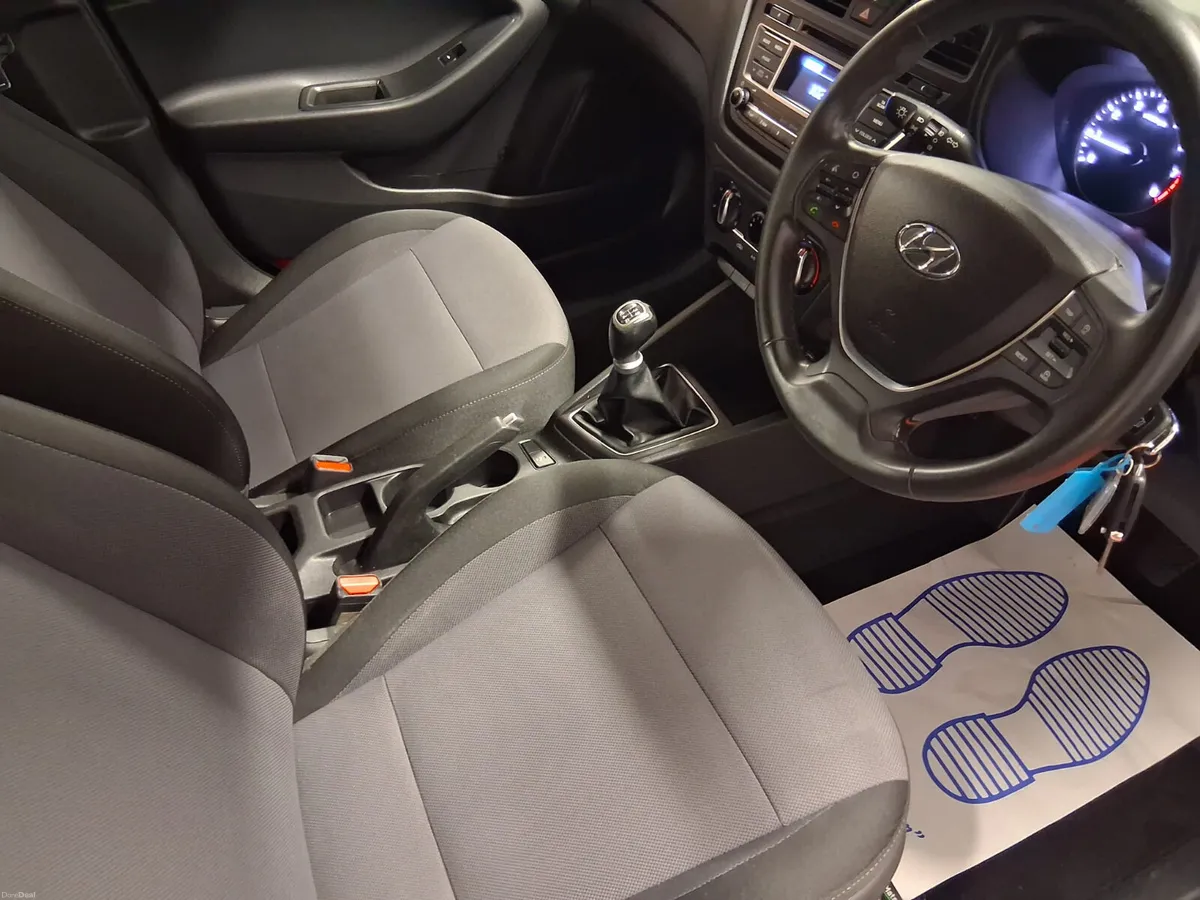 2017 Hyundai i20 **DELUXE - ONE OWNER** - Image 6