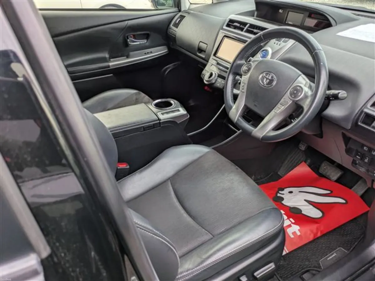Toyota Prius Alpha - Image 4