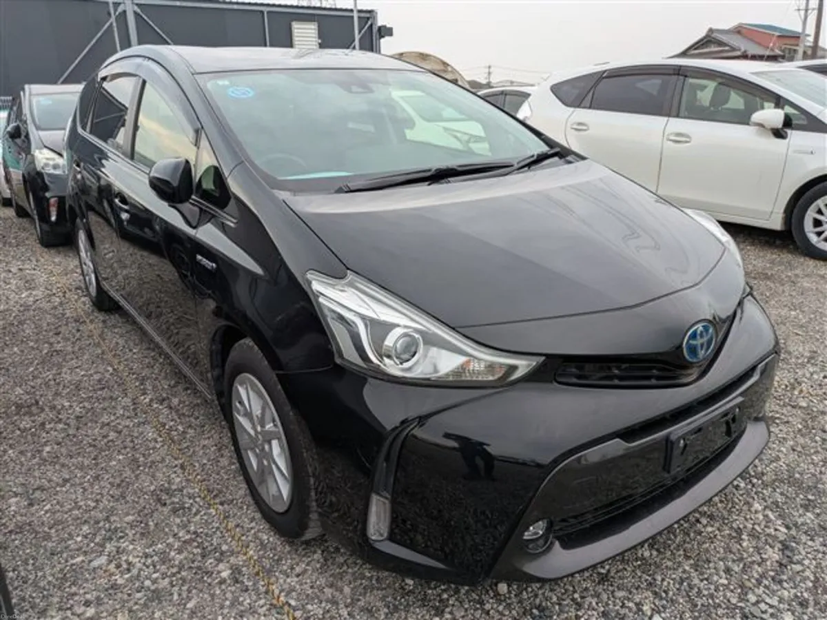 Toyota Prius Alpha - Image 6