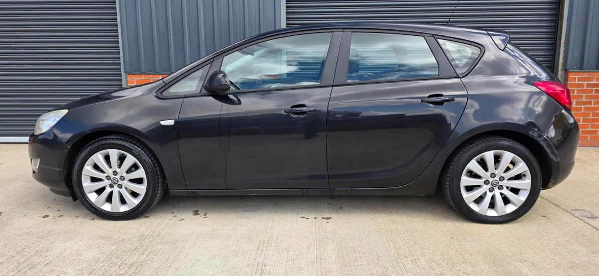 Opel Astra 2011 - Image 4