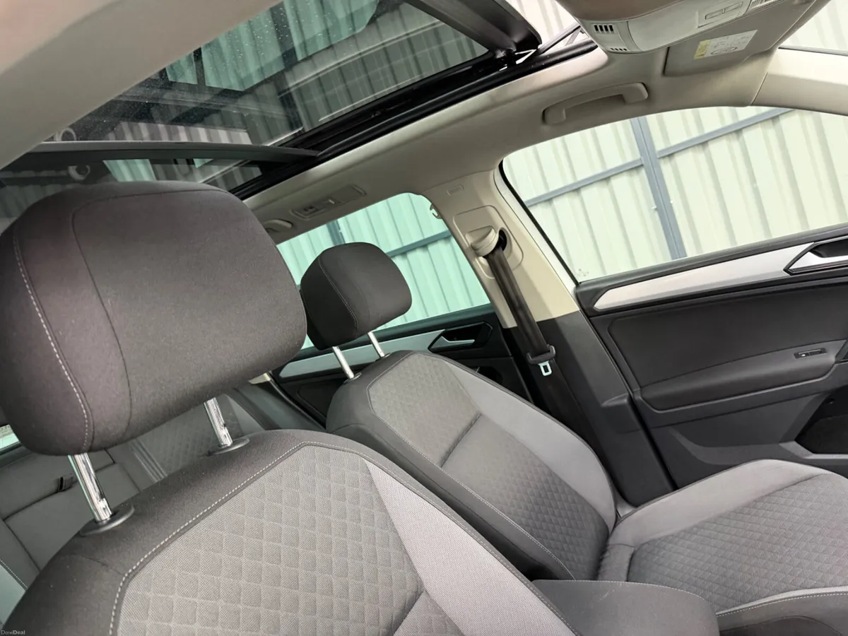 VW Tiguan 2017 Pan Roof Manual - Image 5