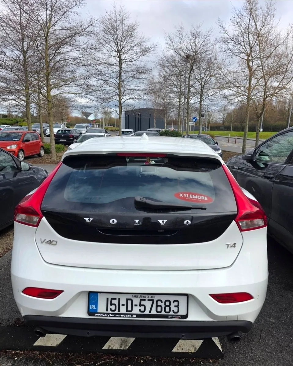 Volvo V40 2015 - Image 2