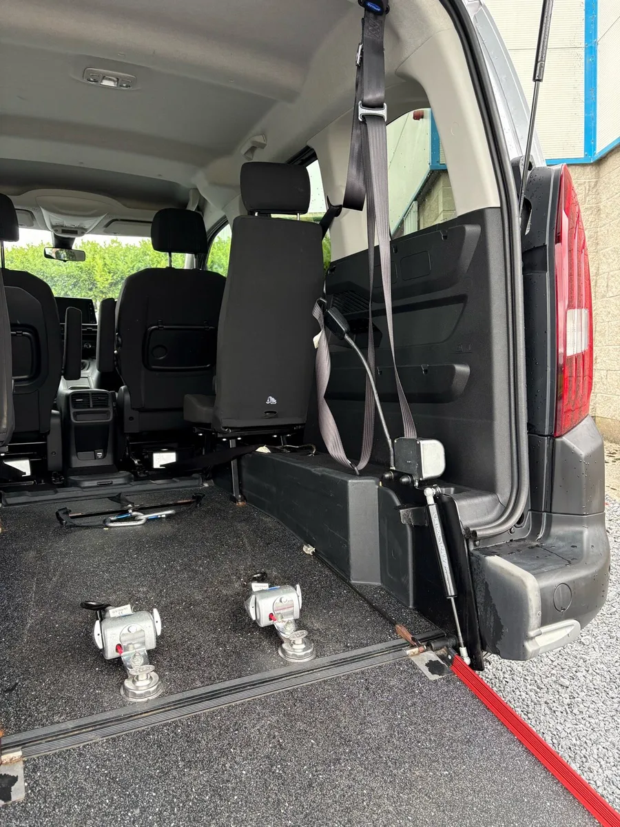 Wheelchair accessible car - Image 5