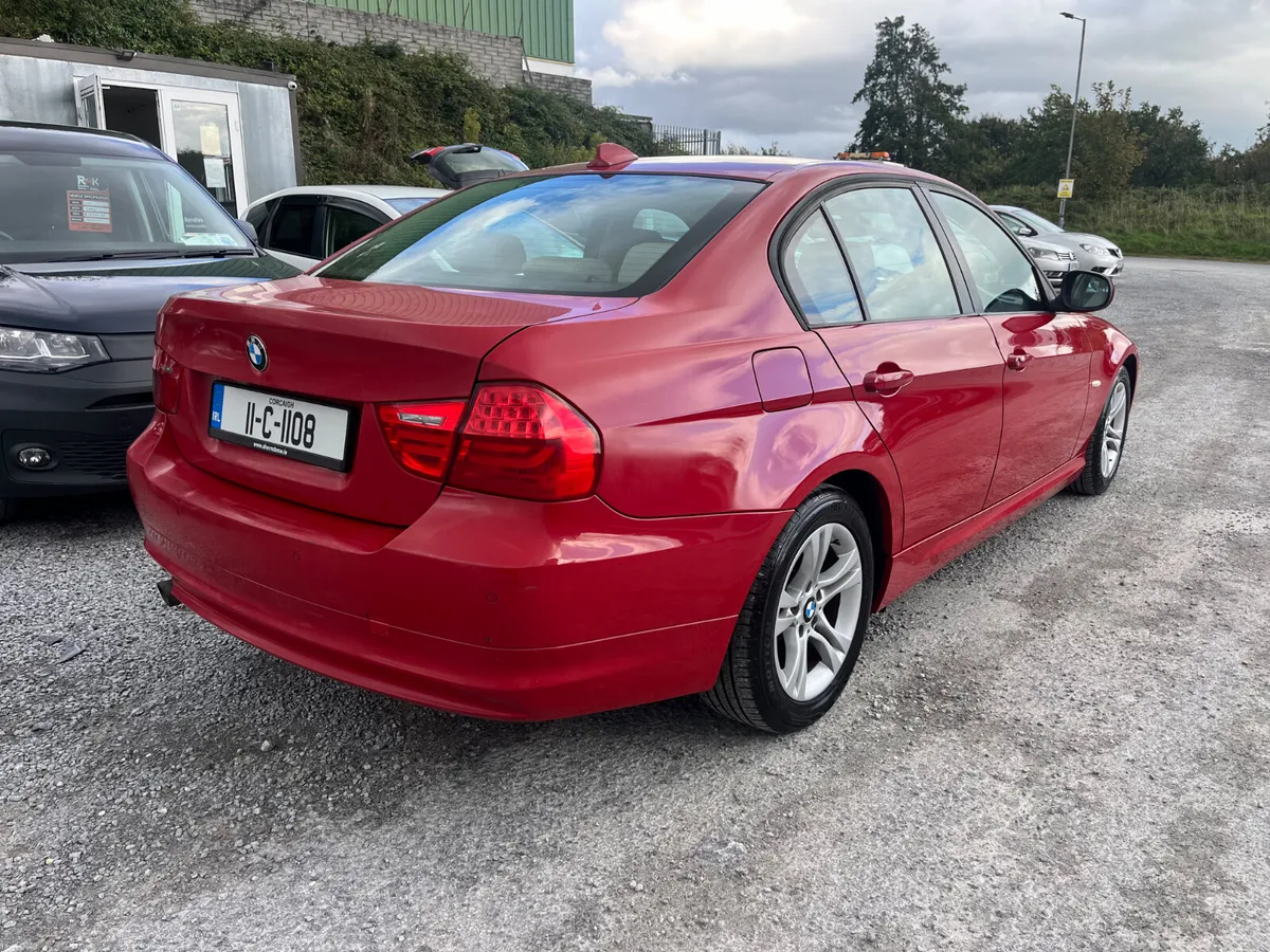 BMW 3-Series 2011 - Image 2