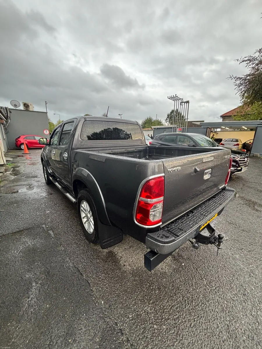 Toyota hilux invincible x automatic 2015 - Image 4