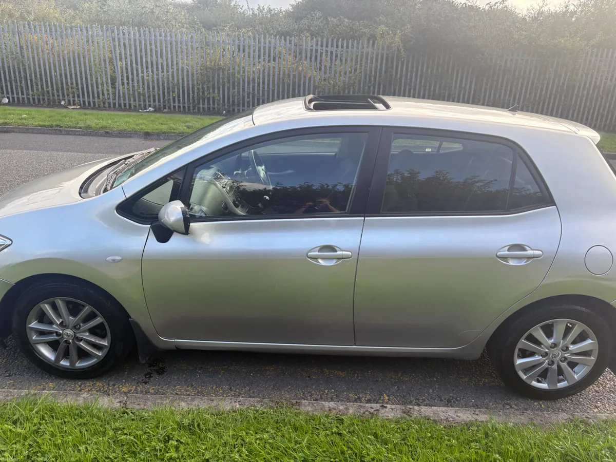 Toyota Auris sunroof New nct, tax and low km - Image 4