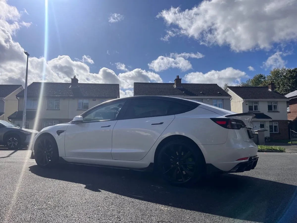 Tesla Model 3 2023 - Image 2