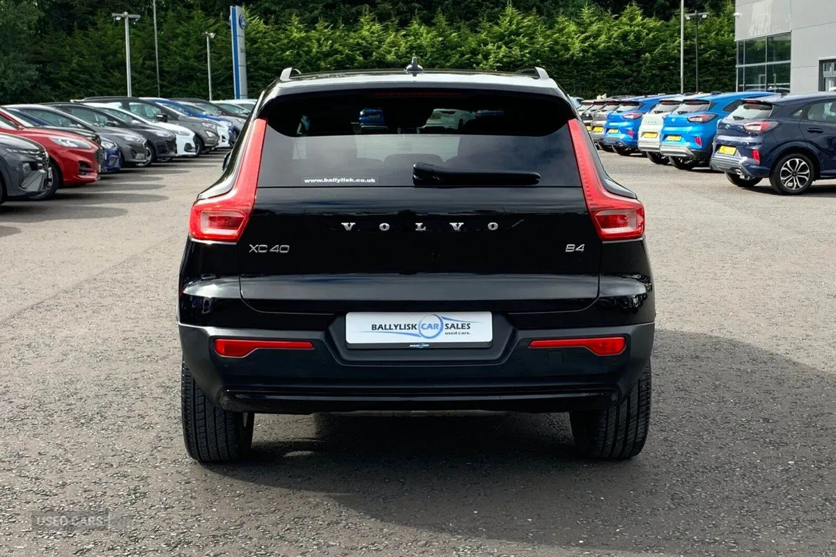 Volvo XC40 2.0 B4 MHEV 197PS R-Design Auto in Blac - Image 5
