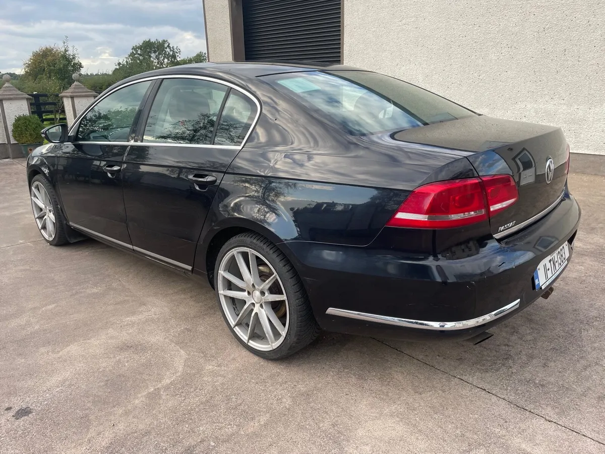 Volkswagen Passat 2011 - Image 2