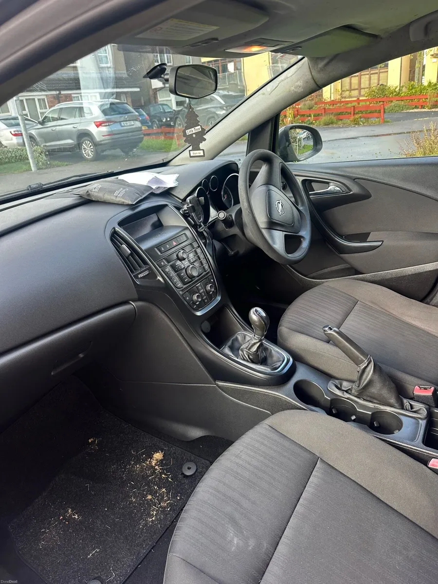 Opel Astra 2010 1.7l cdti diesel 6spd manual - Image 3