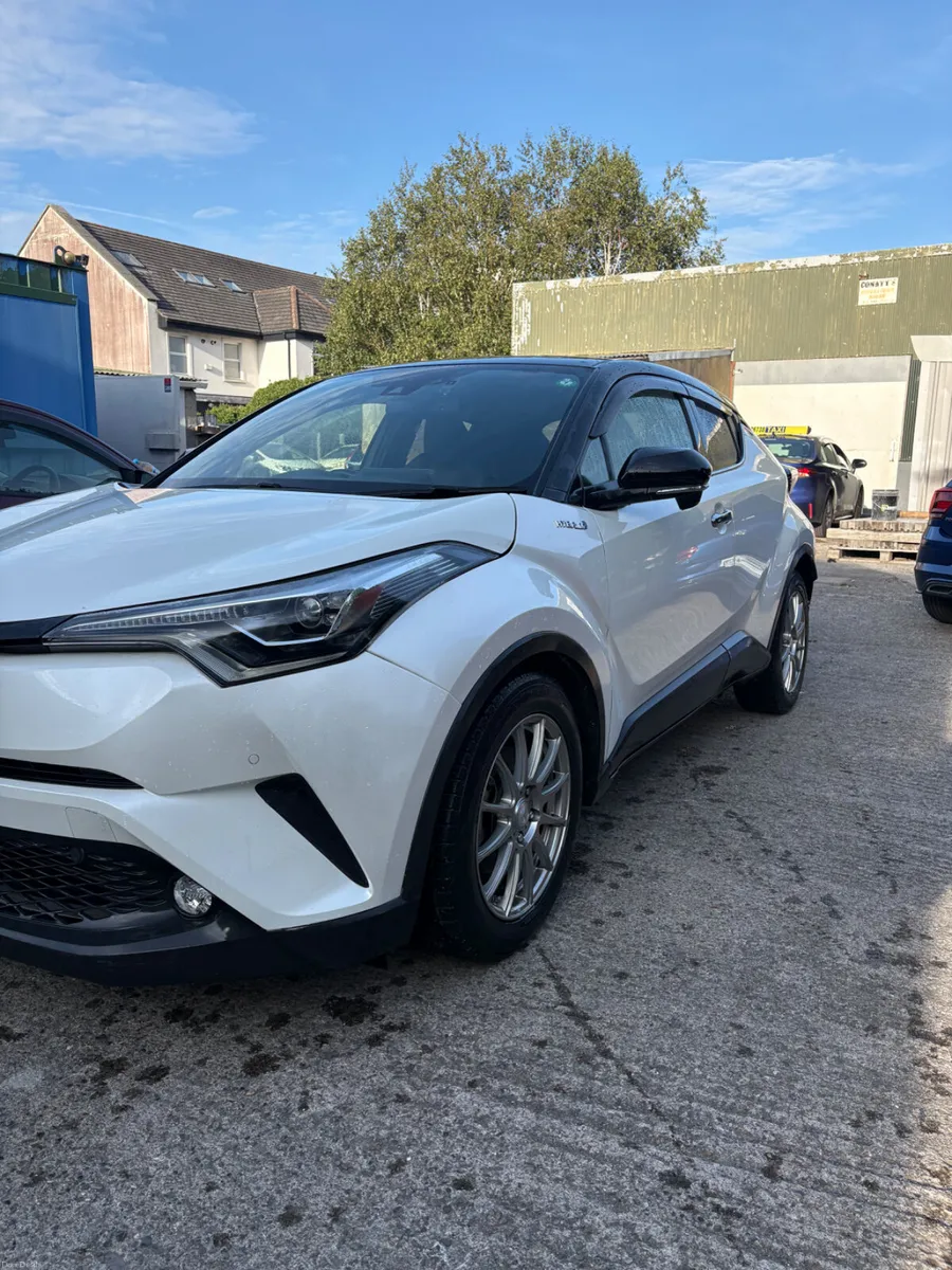 Toyota C-HR 2017 - 1.8l hybrid - Image 2