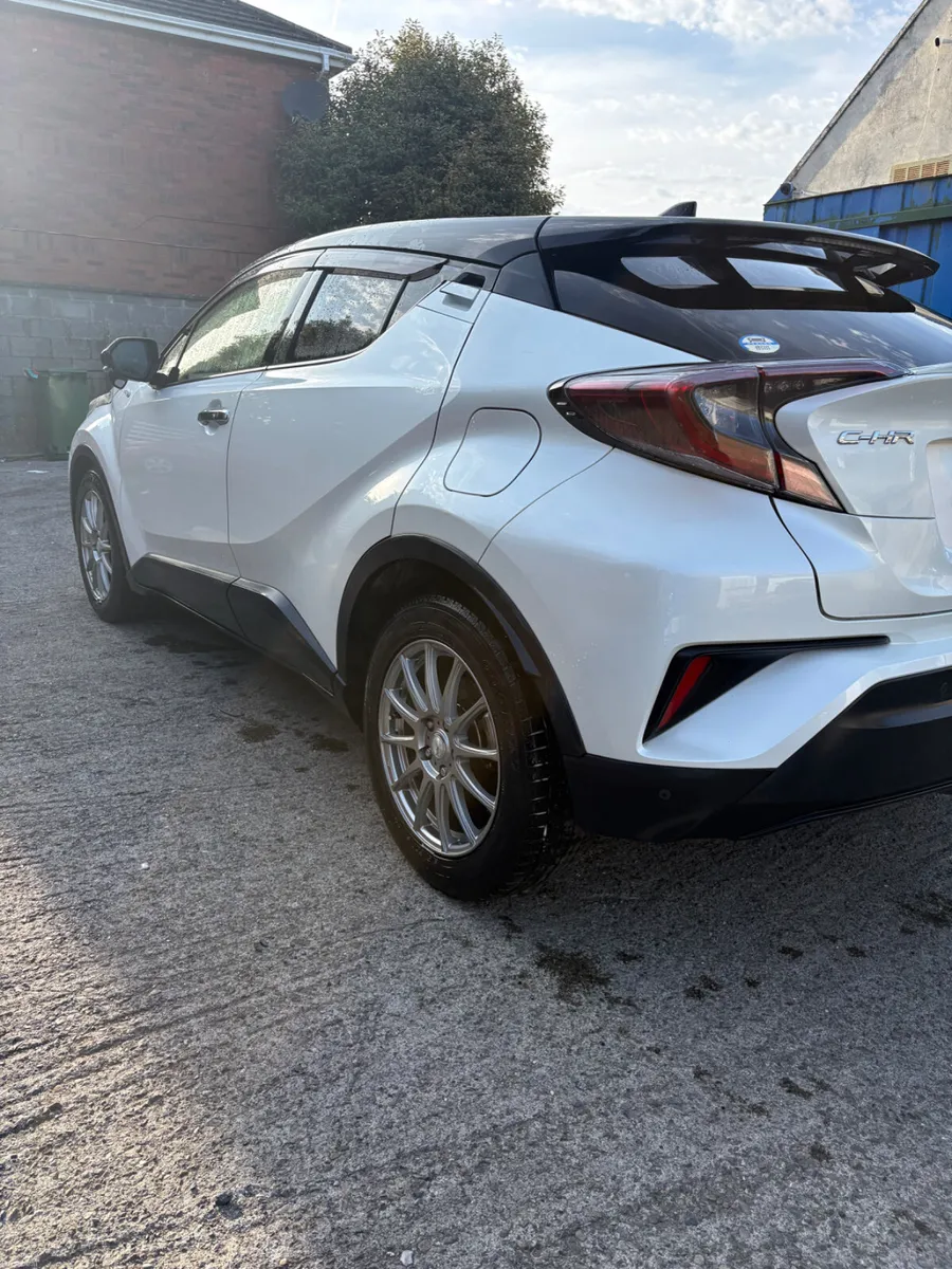 Toyota C-HR 2017 - 1.8l hybrid - Image 4