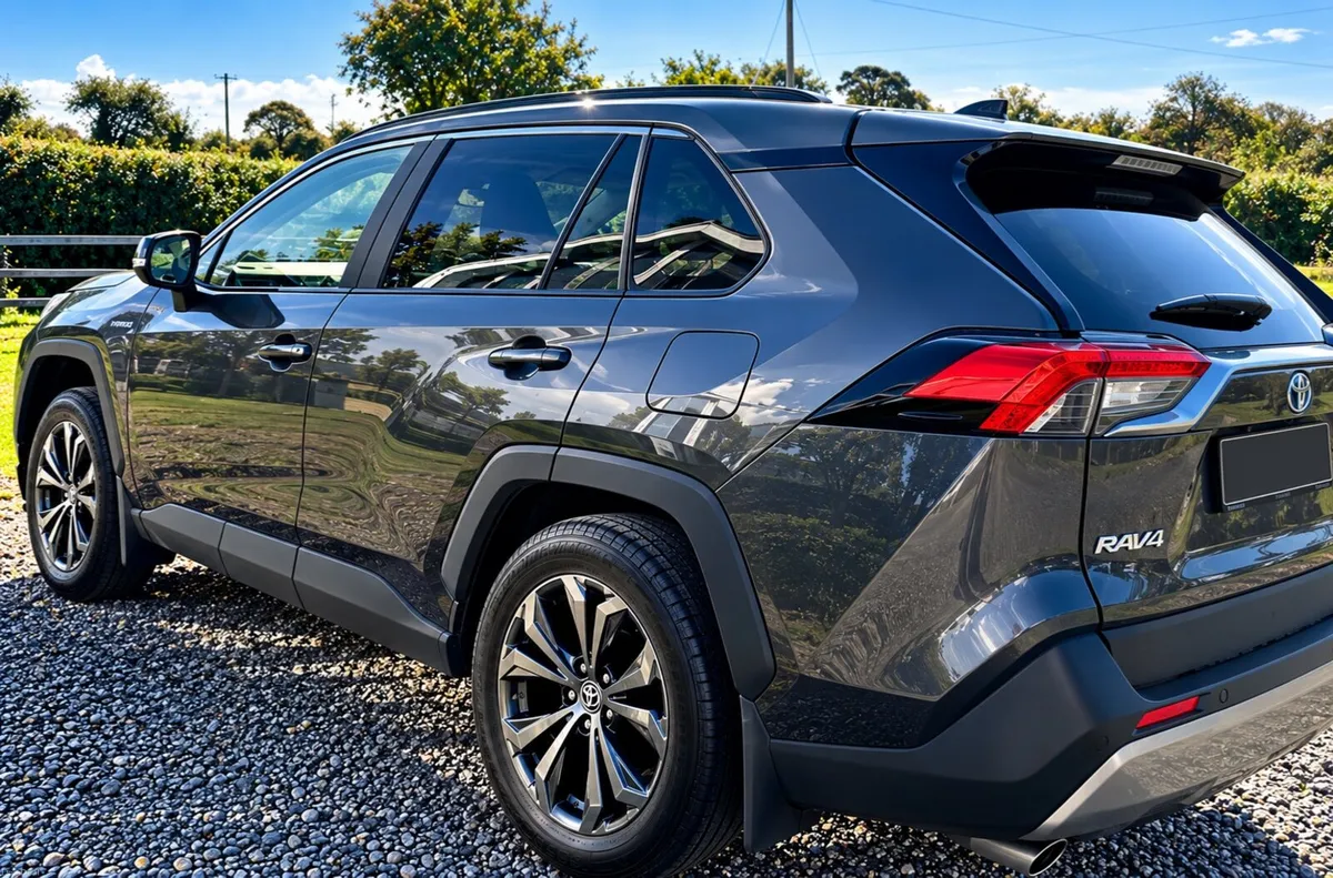 2025 Toyota RAV4 Hybrid | One Owner | Only 32,622 - Image 5