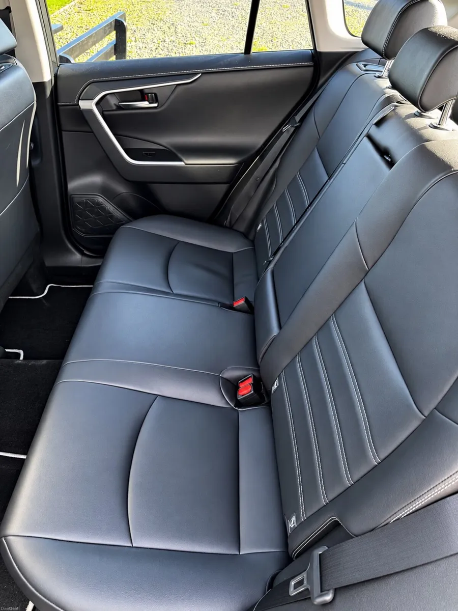 2025 RAV4 HYBRID SOL| Leather seats | 32 KM. - Image 4