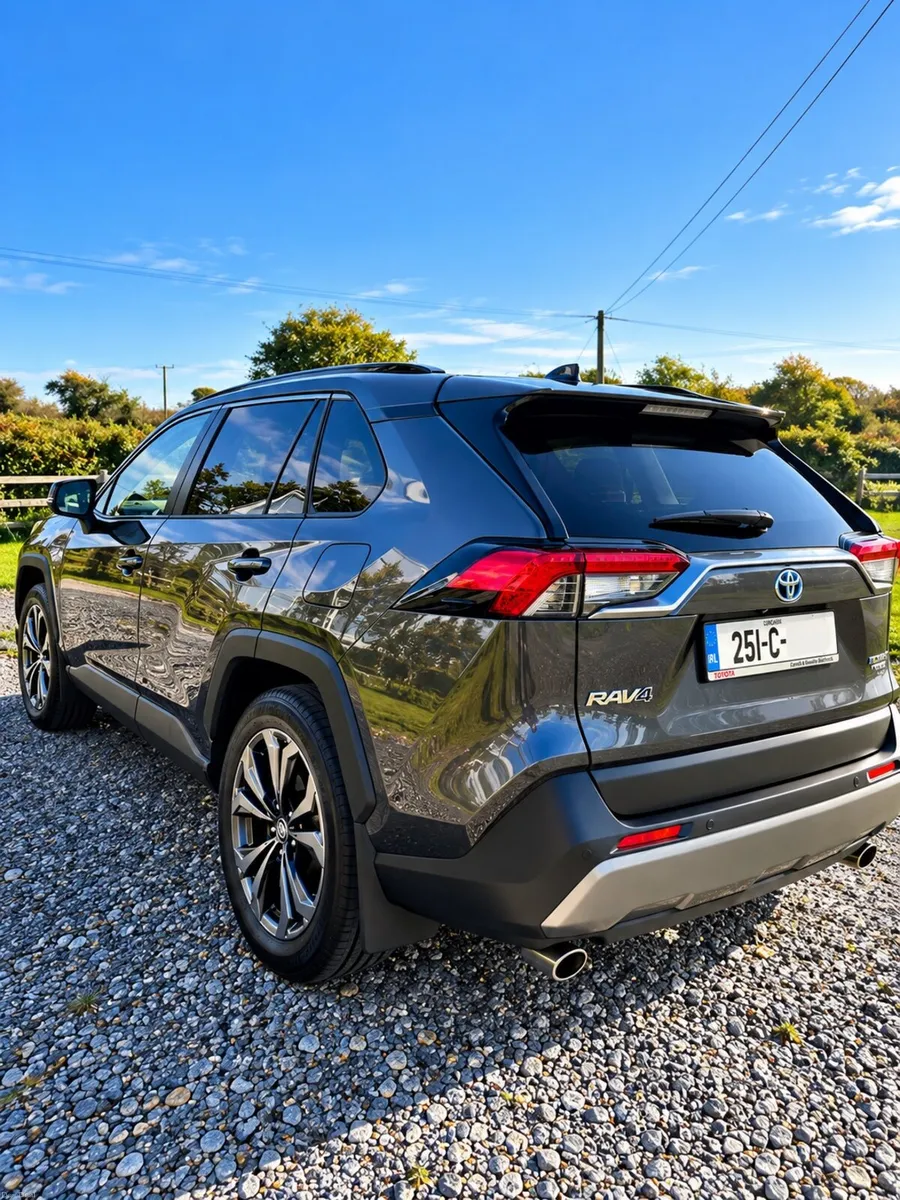 2025 Toyota RAV4 Hybrid | One Owner | Only 32,622 - Image 6