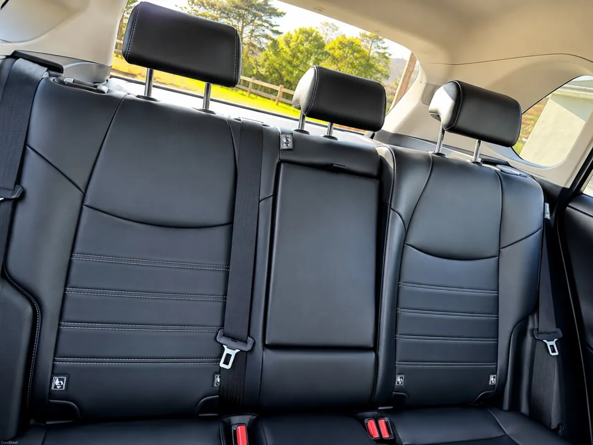 2025 RAV4 HYBRID SOL | LEATHER SEATS |  33 KM. - Image 4