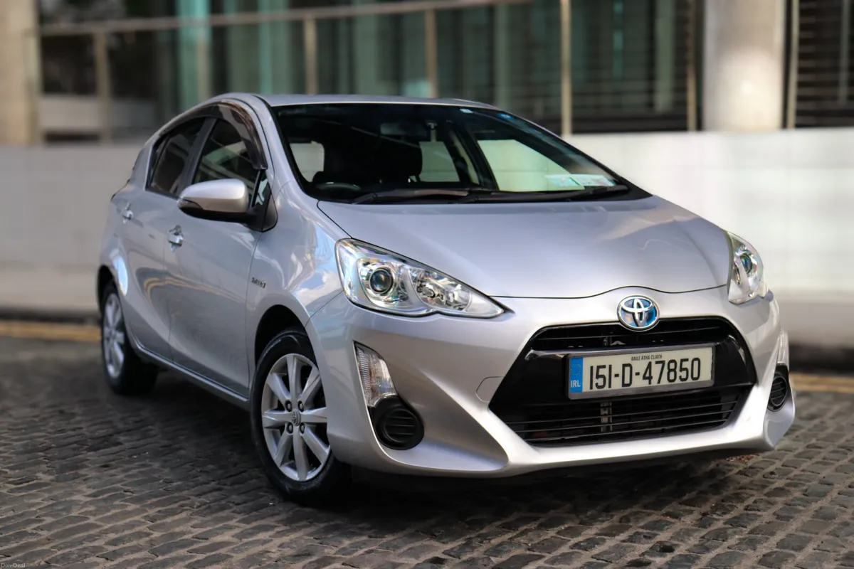 2015 Toyota Aqua Hybrid // Warranty // 116,000 km - Image 1
