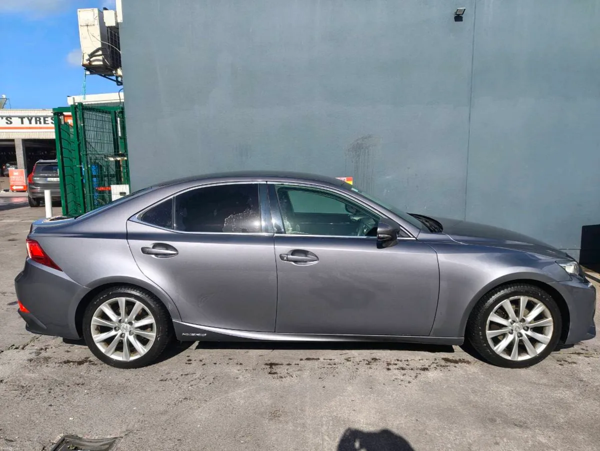 Lexus IS300H 2014 - Image 2