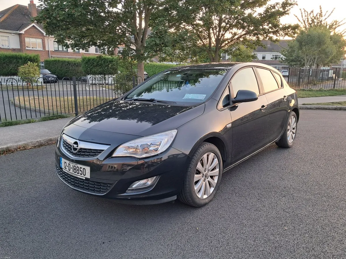 Opel Astra 2012 - Image 1