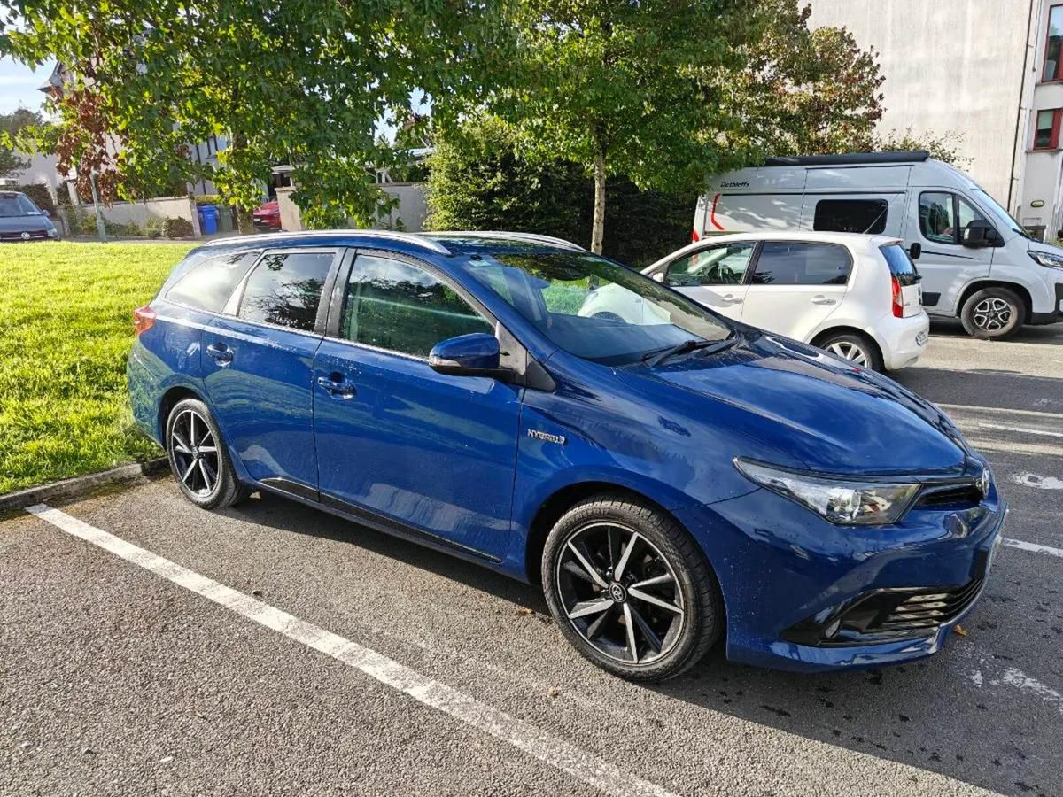 2018 Toyota Auris Touring Sports 1.8 Hybrid Design - Image 2